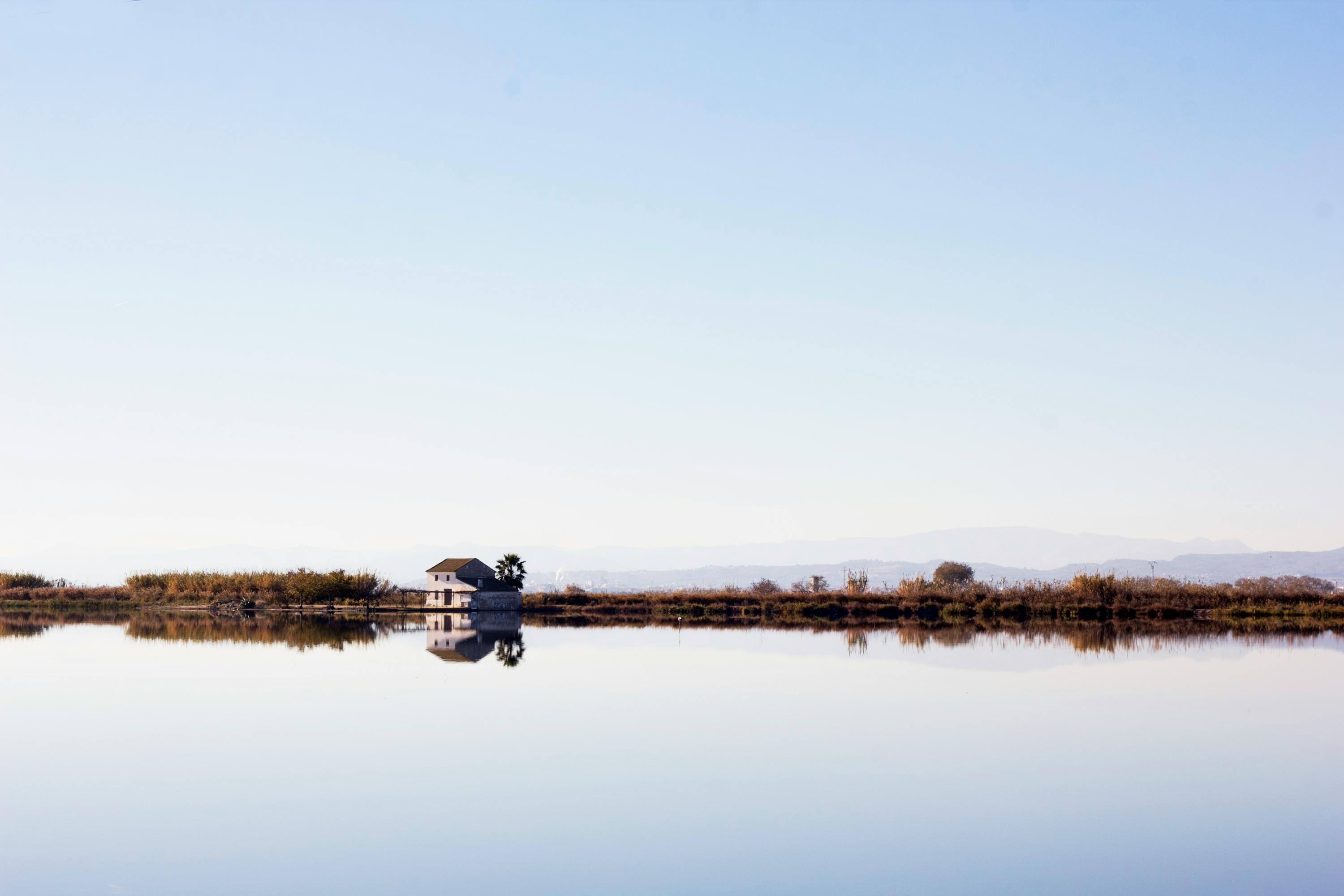 Atardecer sobre la Albufera de Valencia desde el Mirador del Pujol con el lago reflejando los últimos rayos de sol