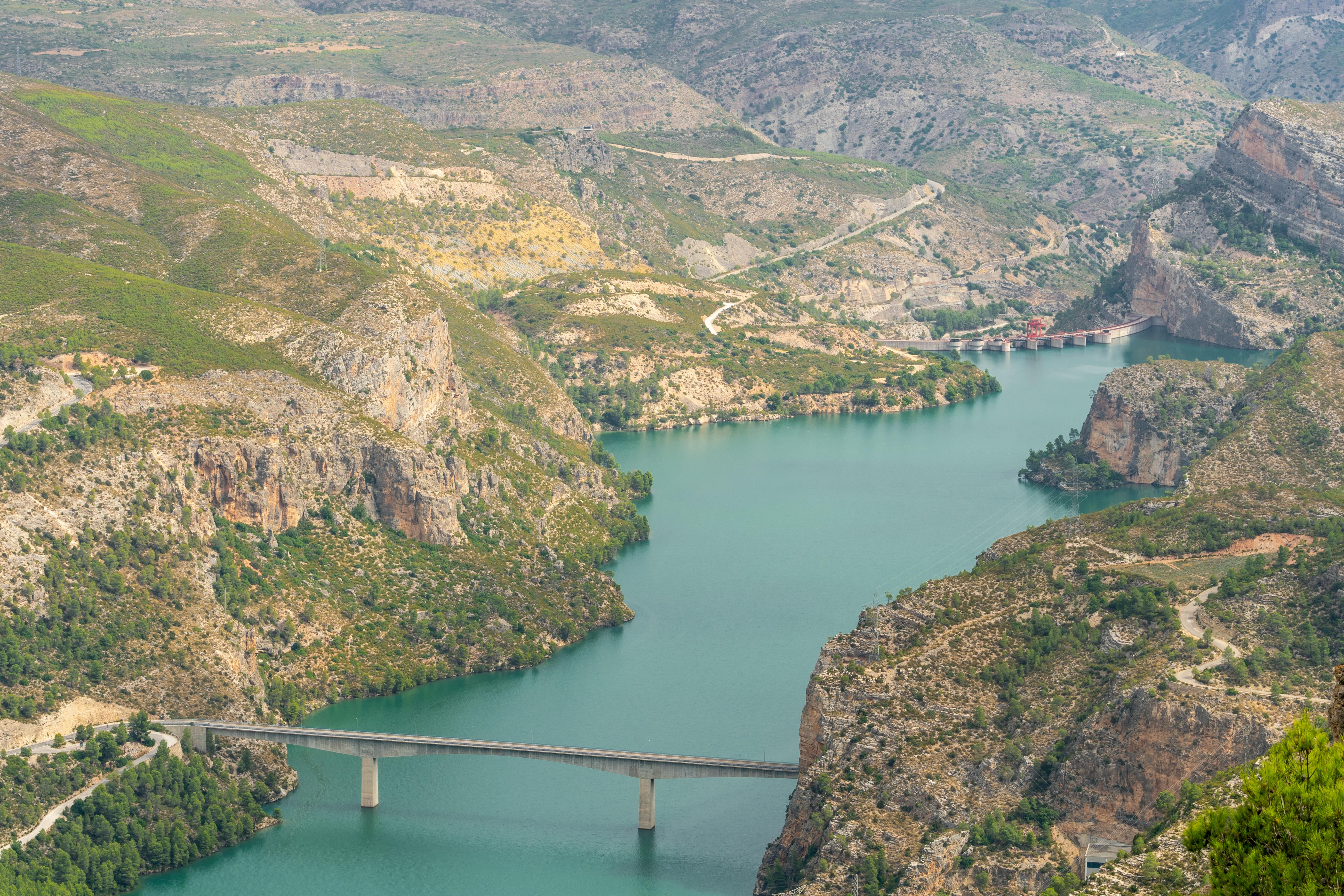 Tierras rojas y embalse del Júcar desde el Mirador de la Tierra Colorá en Cortes de Pallás, Valencia