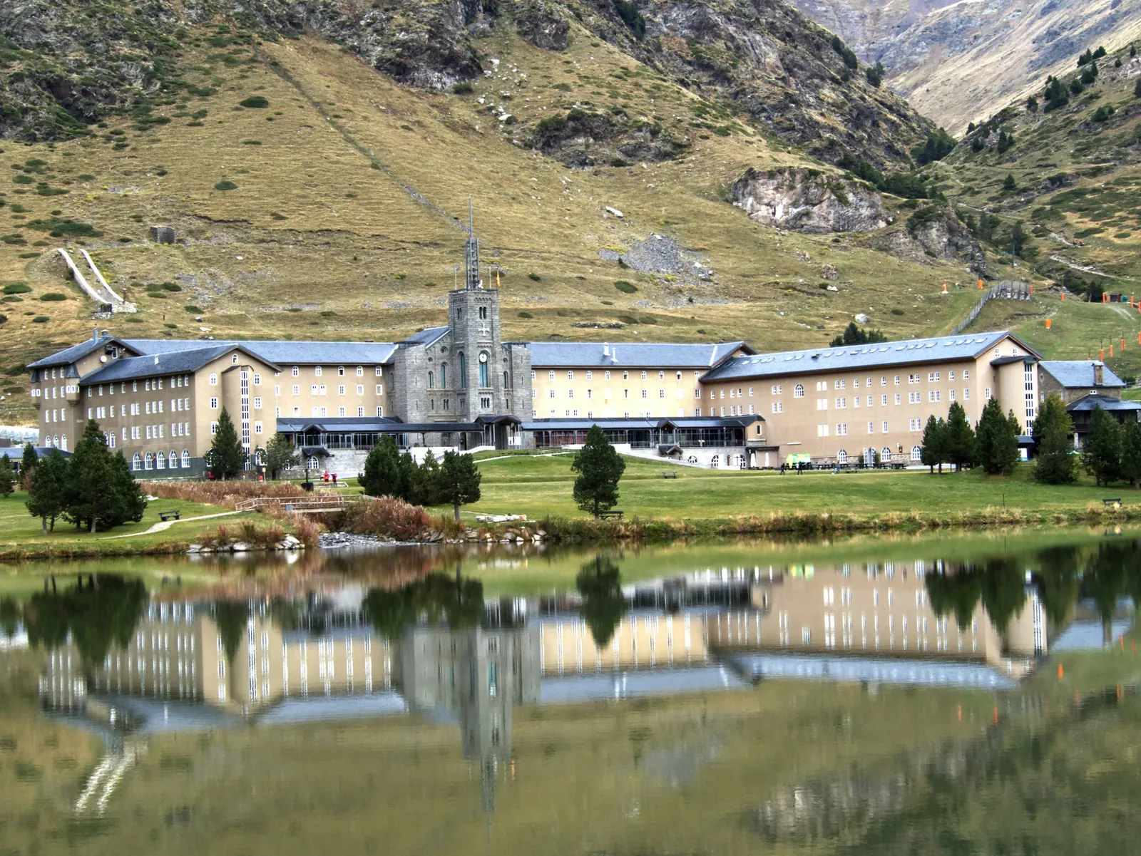 Heiligtum der Vall de Núria, das sich im See spiegelt, im Ripollès